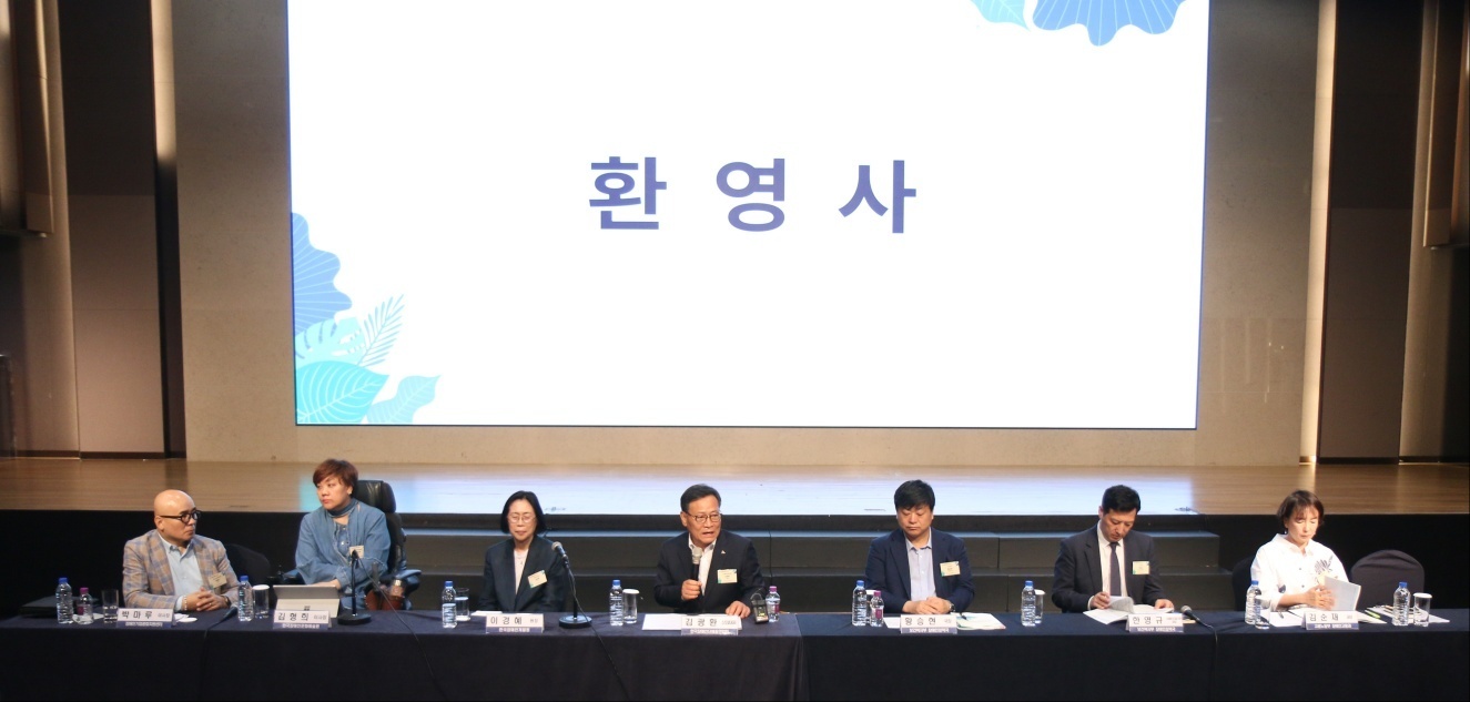 사진 왼쪽부터 장애인기업종합지원센터 박마루 이사장, 한국장애인문화예술원 김형희 이사장, 한국장애인개발원 이경혜 원장, 한국장애인단체총연합회 김광환 상임대표, 보건복지부 장애인정책국 황승현 국장,  장애인자립기반과 한영규 과장, 고용노동부  장애인고용과 김순재 과장