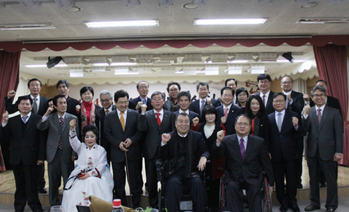 2014년 장애계 신년인사회 화이팅 자세 단체 사진