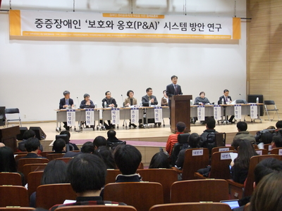 정책네트워크 내일 윤영관 이사장 인사말 모습
