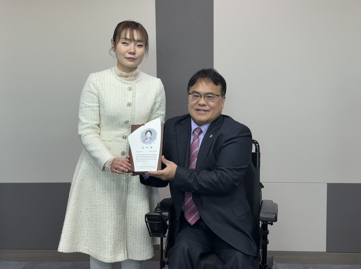 ▲ 김예지 의원과 이영석 상임대표