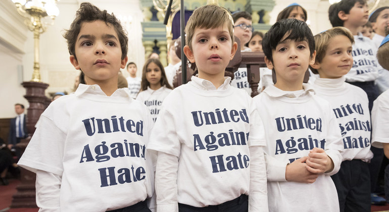 혐오 반대 티셔츠를 입은 아이들. 출처 United Nations 유엔