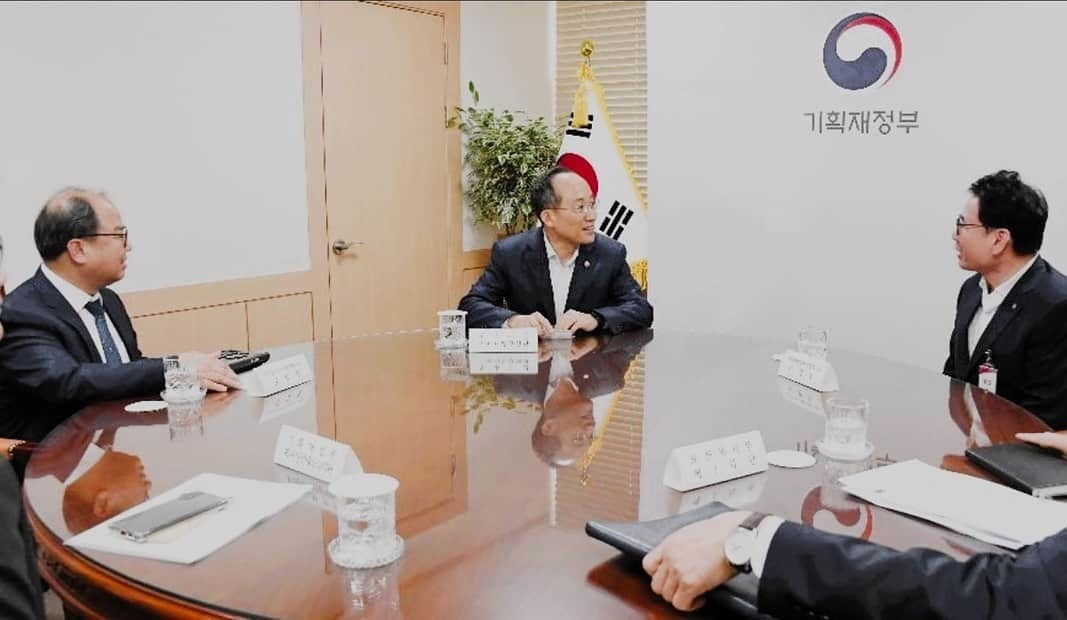▲추경호 부총리 겸 기획재정부 장관은 7일 정부서울청사에서 열린 '장애인단체 간담회'를 개최했다. 사진 왼쪽부터 김영일 한국장애인단체총연맹 회장, 추경호 부총리, 손영호 한국장애인단체총연합회 회장 /사진=기획재정부 홈페이지