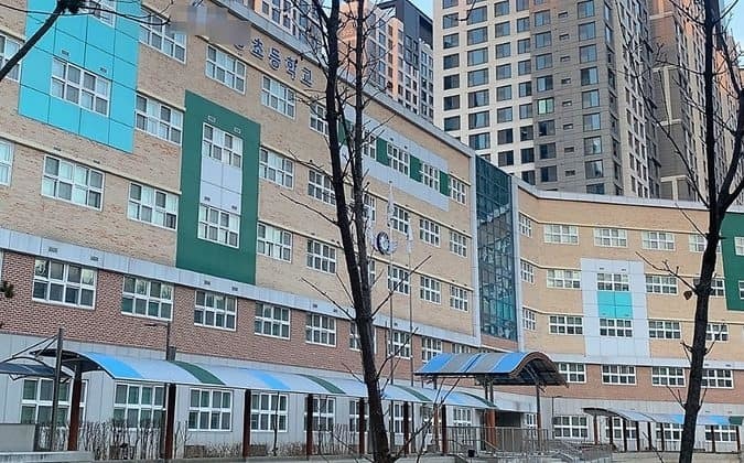 법도 무시하는 학교들… 또 ‘특수학급 설치 거부’에 인권위行/▲경기도 고양의 ㅅ초등학교 전경 ⓒ제보자