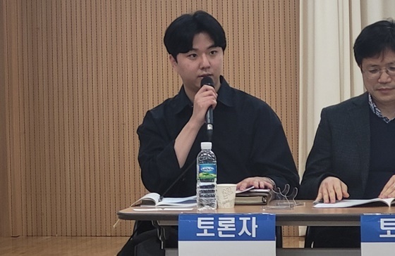 21일 오후 3시 서울 여의도 이룸센터에서 열린 '기초생활수급장애인의 고용 확대를 위한 제도 개선 방안' 토론회에서 토론하는 고용노동부 장애인고용과 지형근 사무관. ©에이블뉴스 