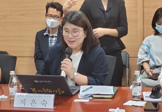10일 국회의원회관에서 열린 ‘발달장애 통합교육 현장 갈등 중재에 관한 현장 증언과 개선 방안’ 간담회에서 발언하는 교육부 특수정책과 지은숙 교육연구사. ©에이블뉴스  출처 : 에이블뉴스(https://www.ablenews.co.kr)