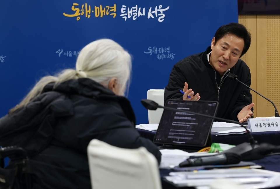 전장연 지하철 시위·탈시설 ‘집중포화’/ 2일 서울시청에서 오세훈 시장과 전국장애인차별철폐연대가 만나고 있다. ⓒ연합뉴스  출처 : 소셜포커스(SocialFocus)(http://www.socialfocus.co.kr)