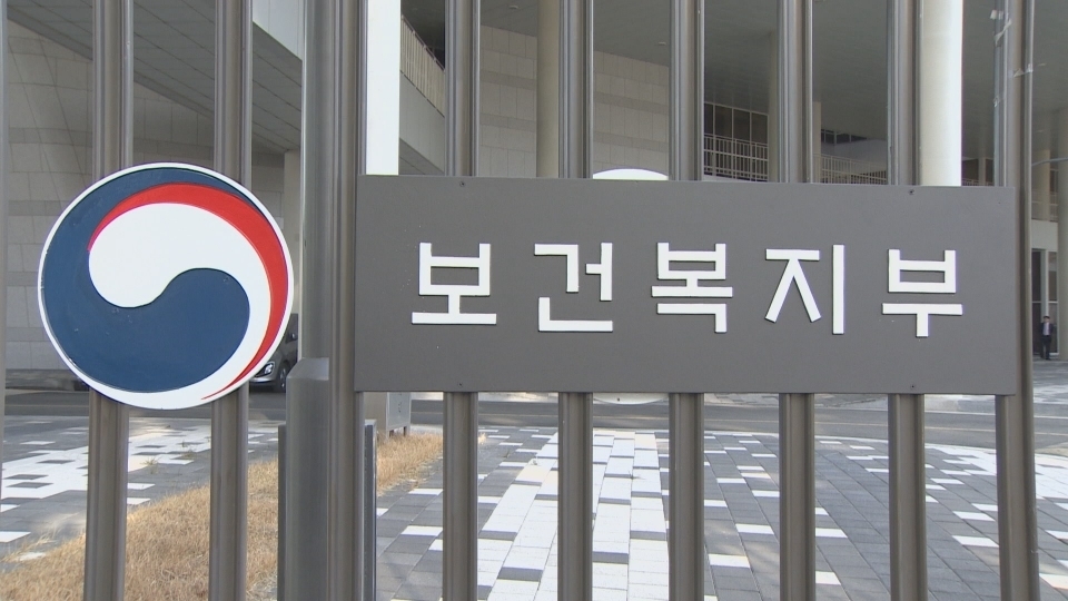 보건복지부의 개방직위 인선 파문(본지 2023년 3월 10일 보도)이 심상찮다. 신규 임용자의 정치편향에 따른 이해충돌 우려 속에 반발이 잇따르면서다. 장애계는 물론 종교계도 이 사안을 엄중히 보고 집단행동에 동참할 조짐이다. 특히, 장애인거주시설 폐쇄를 주장해 온 만큼 탈시설 논란은 더 격화할 전망이다. 장애계를 갈라쳐 갈등과 대립만 부추기는 ‘인사테러’란 지적까지 나올 정도다 /복지부 정치편향 인선 파문 확산 / 보건복지부. ⓒ연합뉴스 