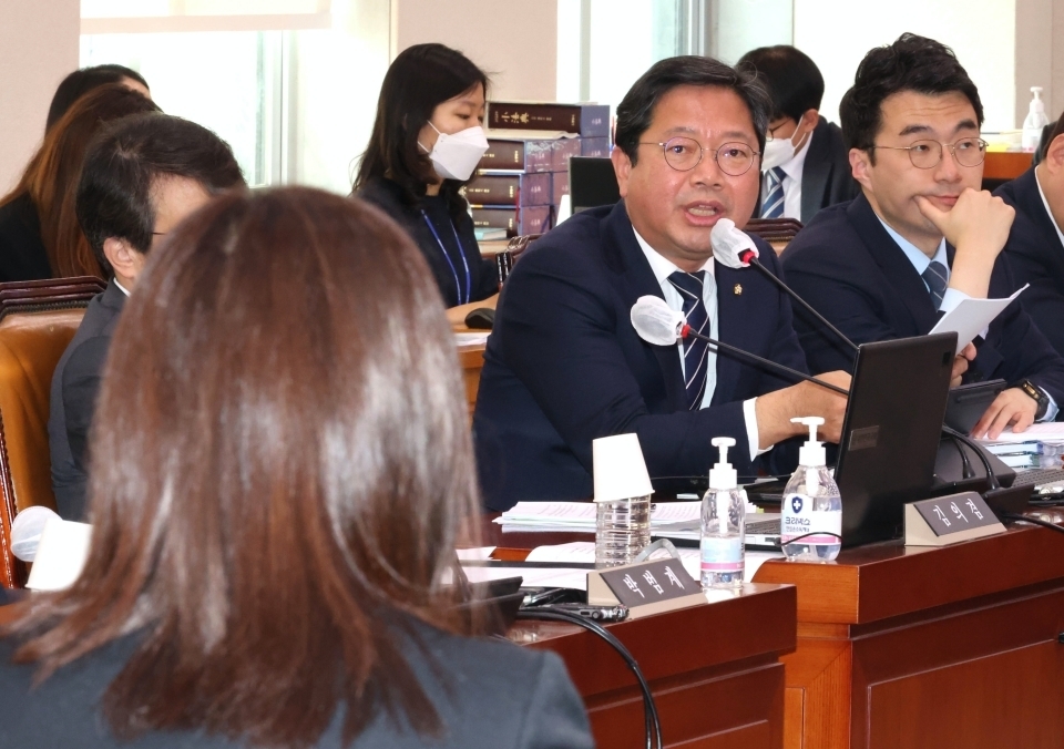 김승원 의원이 지난달 29일 국회에서 열린 정정미 헌법재판관 후보자에 대한 인사청문회에서 질의하고 있다. ⓒ연합뉴스