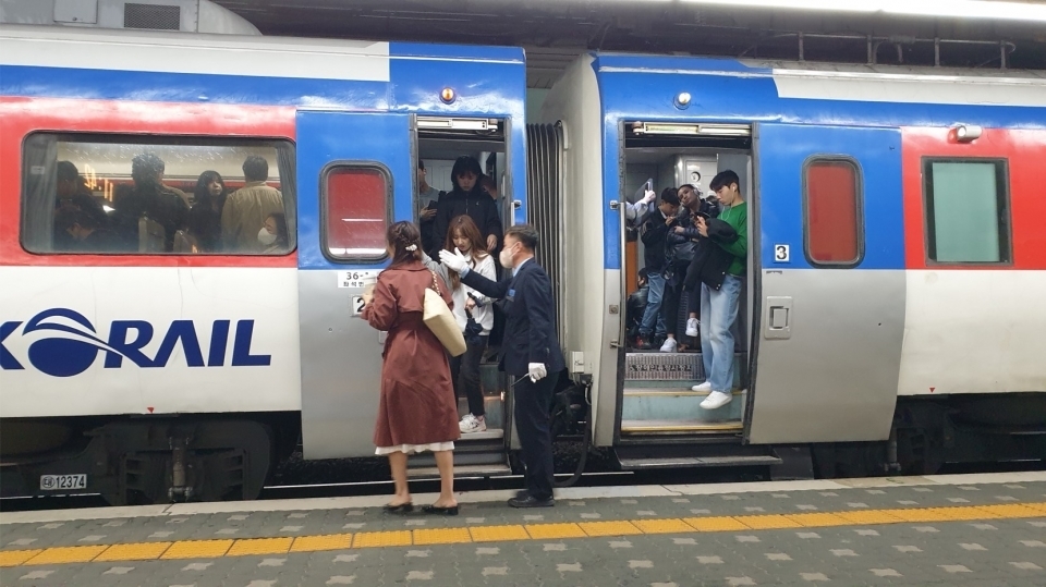 코레일의 장애인 승차 거부(본지 4월 17일 보도) 논란이 재확산 중이다 / 지난 15일 수원역에서 코레일 승무원이 비장애인의 열차 탑승을 안내하고 있다. ⓒ소셜포커스  