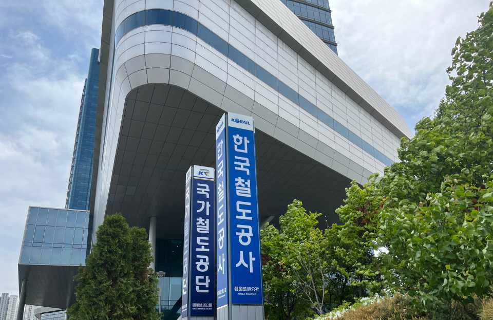 코레일이 장애인 탑승거부 사태 졸속사과를 사실상 시인했다. 당시 정확한 진상 파악 없이 성급히 해명자료를 냈다며 한 발 뺐다 / 코레일 출처 소셜포커스