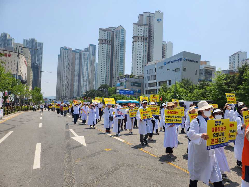 지난 16일 장애인거주시설이용자부모회 회원 1천200여 명이 경기도의회 북문 앞에서 탈시설 지원조례안 폐기를 촉구하는 내용의 가두 행진을 하고 있다. ⓒ장애인거주시설이용자부모회  출처 : 소셜포커스(SocialFocus)(http://www.socialfocus.co.kr)