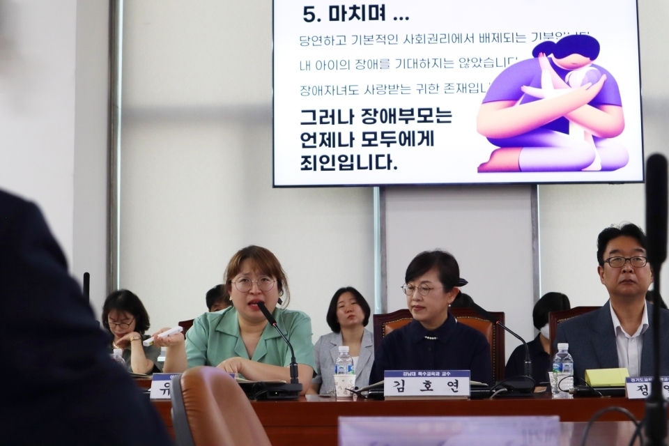 지난 7일 국회의사당 본관에서 열린 ‘경기도형 시각장애 특수학교 설립을 위한 토론회’에서 유선주 아름학교 학부모회장이 발제자로 나서 경기 내 맹학교 설립 필요성을 강조하고 있다. ⓒ안민석 의원실  