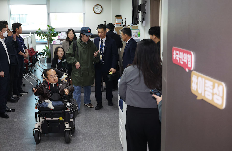 22일 장애인복지법 개정안 철회를 요구하며 국회 이종성 의원실을 20시간 가까이 무단점거한 전국장애인차별철폐연대 산하 한국장애인자립생활센터협의회 소속 장애인들이 의원실을 나서고 있다. ⓒ연합뉴스 