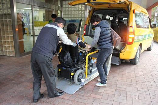 장애인콜택시를 이용하고 있는 중증장애인.ⓒ에이블뉴스DB  출처 : 에이블뉴스(http://www.ablenews.co.kr)