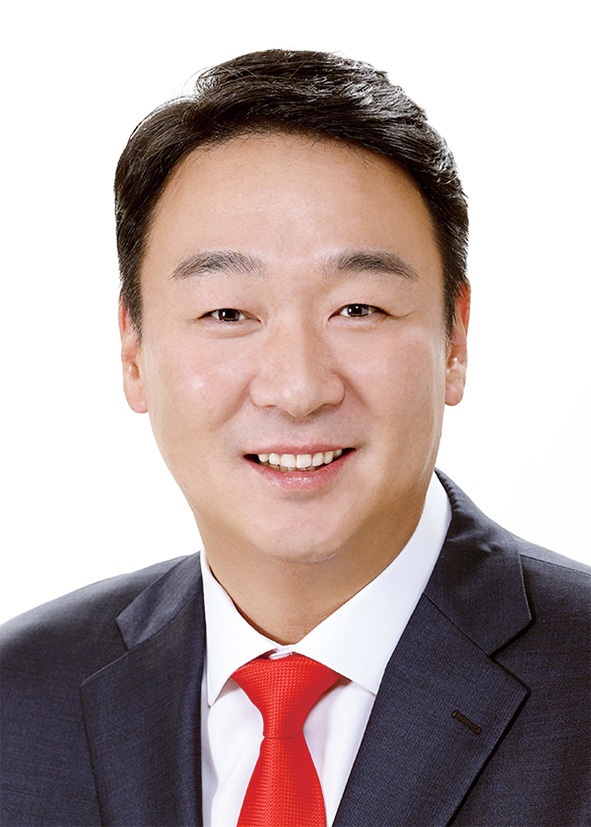 회 농림축산식품해양수산위원회 정희용 의원(국민의힘)이 장애인도서관의 설치와 운영을 전국적으로 확대해 장애인의 도서관 이용 편의를 증진하고 지식정보에 대한 접근성을 높이는 ‘도서관법 일부개정법률안’을 대표발의했다고 28일 밝혔다. / 국민의힘 정희용 의원.ⓒ정희용의원실  출처 : 에이블뉴스(http://www.ablenews.co.kr)
