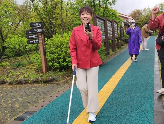 국민의힘 김예지 의원은 지난 3일 제주도 한라생태숲에서 열린 시각장애인 길안내 서비스 시연회에 참가해 열린관광지의 전국 활성화 필요성을 강조했다. ⓒ김예지 의원실  출처 : 에이블뉴스(http://www.ablenews.co.kr)