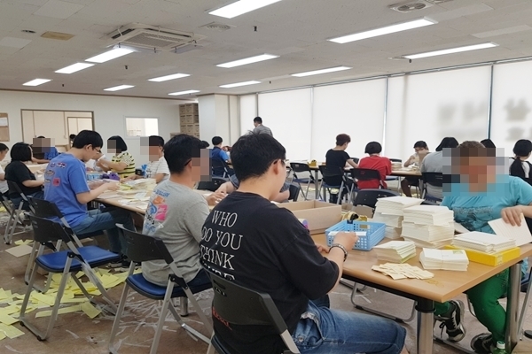 복지부도 중증장애인 직업재활사업 수행기관인 한국장애인개발원(이하 개발원), 고용부는 한국장애인고용공단(이하 장애인공단)에 지난 16일 이관과 관련된 논의가 진행될 것임을 전달했다. / 중증장애인 직업재활사업으로 일하고있는 사진