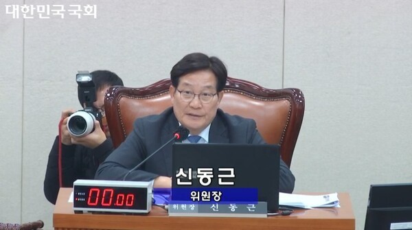 국회 보건복지위원회 신동근 위원장. ⓒ국회방송   출처 : 에이블뉴스(https://www.ablenews.co.kr)