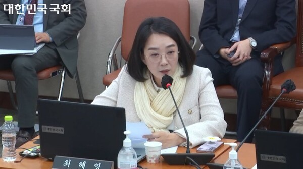 23일 오전 10시 열린 국회 보건복지위원회 전체회의에서 발언하는 더불어민주당 최혜영 의원. ⓒ국회방송   