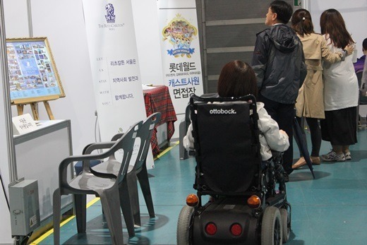 한 장애인이 채용박람회장을 찾아 둘러보고 있는 모습. ⓒ에이블뉴스DB   출처 : 에이블뉴스(https://www.ablenews.co.kr)