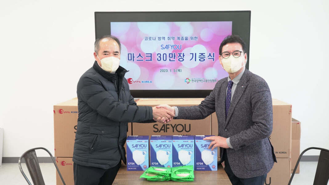▲썬필코리아 류동건 대표가 장애인고용안정협회에 ‘마스크 30만 장’ 기증하고 손영호 회장과 악수를 나누고 있다. ⓒ한국고용안정협회 제공