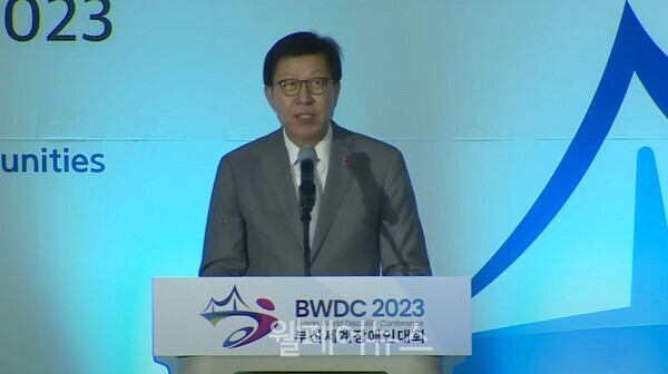 행사에 참석한 반기문 제8대 유엔사무총장도 이번 대회가 전 세계 장애인을 하나로 모으는데 기여할 것이라는 기대감을 나타냈다. / 개회사를 전하고 있는 박형준 부산시장.  