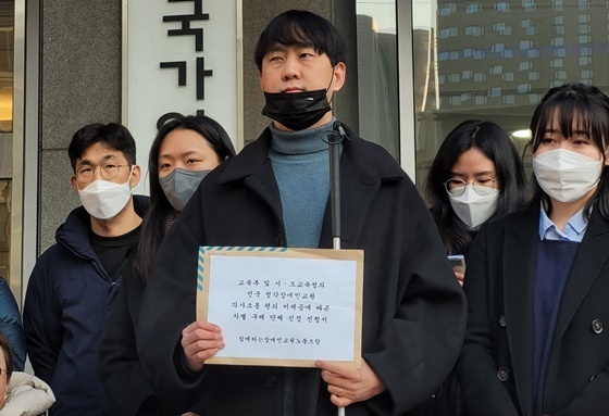 ‘청각장애인교원 의사소통 편의 미지원에 따른 장애인 차별 중단’ 진정서를 들고 있는 함께하는장애인교원노동조합 김현용 위원장. ©에이블뉴스  