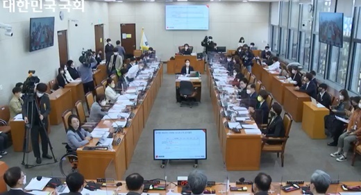 국회입법조사처가 지난 8월 16일 16개 국회 상임위원회 소관 579개의 정책 이슈가 담긴 ‘2023년 국정감사 이슈 분석’ 보고서를 발간했다. / 2022년 국회에서 열린 국정감사 전경.ⓒ국회방송   출처 : 에이블뉴스(https://www.ablenews.co.kr)