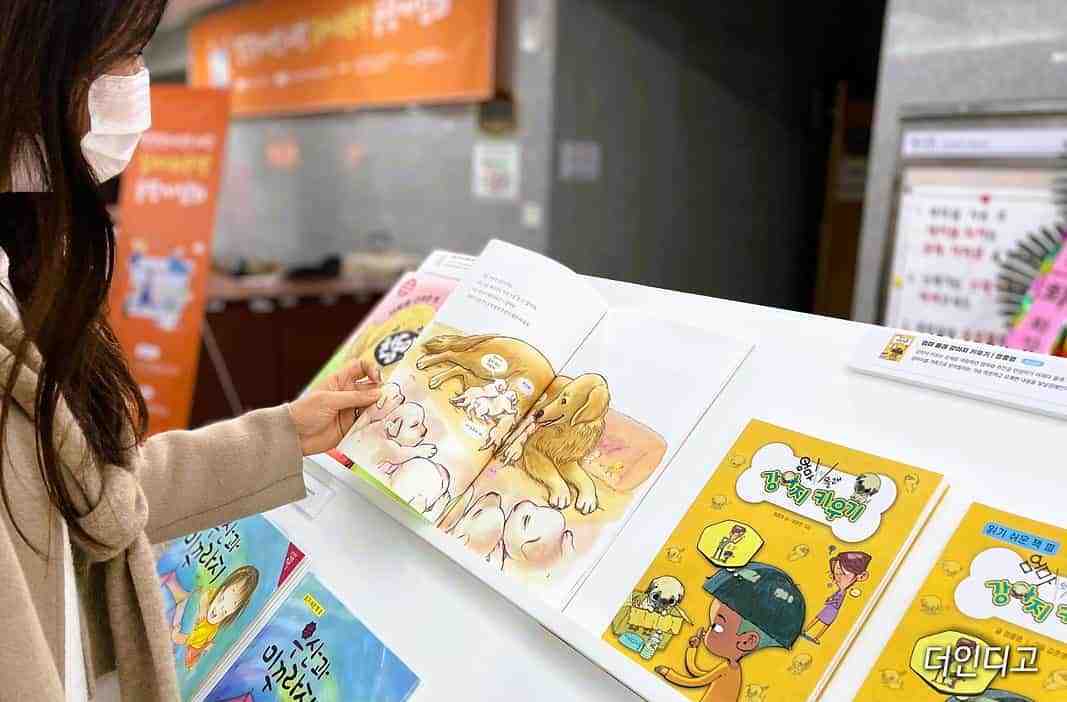 “발달장애인 독자에게 다가가는 마음 중요”… ‘읽기 쉬운 책’ 출간/ 책을 보고있는여성사진▲국회의원회관 대회의실 앞에 전시된 읽기 쉬운 책들을 살펴보고 있다. ⓒ더인디고