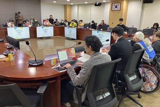 전국장애인이동권연대는 9일 서울 여의도 국회의원회관에서 ‘장애인 이동권 보장을 위한 실태조사 결과 발표 및 제언 토론회’를 개최했다. ⓒ전국장애인이동권연대   출처 : 에이블뉴스(https://www.ablenews.co.kr)