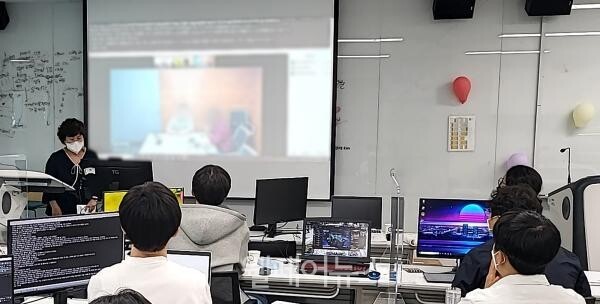 SK C&C, 채용연계형 청년 장애인 ‘ICT 전문가’ 육성/모니터를 보고있는 학생들과 선생님ⓒSK C&C  