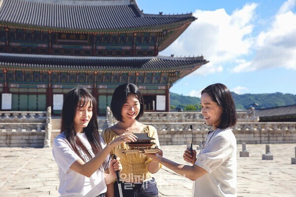 서울관광재단은 11일 시각장애인을 위한 현장영상해설 투어 예약을 개시한다. / 서울 현장영상해설 투어 참가자가 근정전 모형을 만지며 건축 특징 해설을 듣는 모습. ⓒ서울관광재단  출처 : 웰페어뉴스(http://www.welfarenews.net)