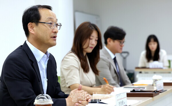 발달장애인 긴급돌봄 시범사업 현장을 방문한 전병왕 사회복지정책실장./ 보건복지부 전병왕 사회복지정책실장은 19일 세종 발달장애인 긴급돌봄센터를 방문해 종사자들을 격려하고, 발달장애인 가족을 포함해 사업 수행기관장, 종사자들과 간담회를 가졌다. ⓒ보건복지부  출처 : 웰페어뉴스(http://www.welfarenews.net)