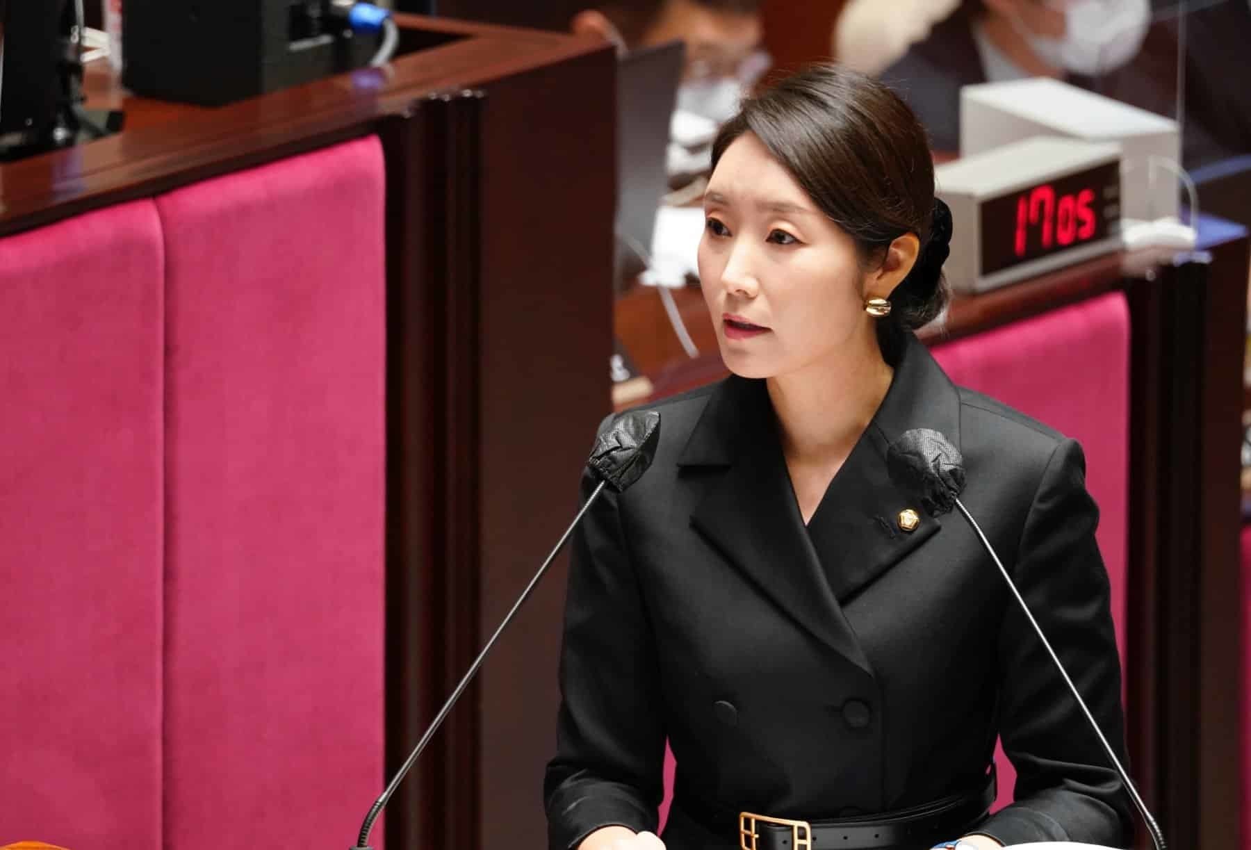 가족돌봄이나 은둔형 외톨이 청소년 등에 대한 정확한 실태조사와 국가 및 지자체의 지원을 의무화하는 법안이 추진된다.▲더불어민주당 강선우 의원 ⓒ강선우 의원실