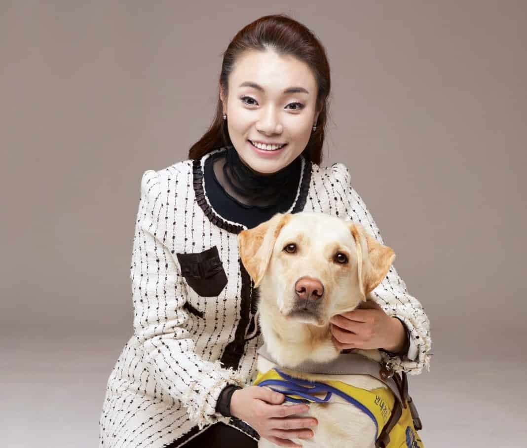 김예지 의원, 장애인 박물관·미술관 관람권 보장 추진 / ▲김예지의원과 안내견 조이 ⓒ김예지 의원실