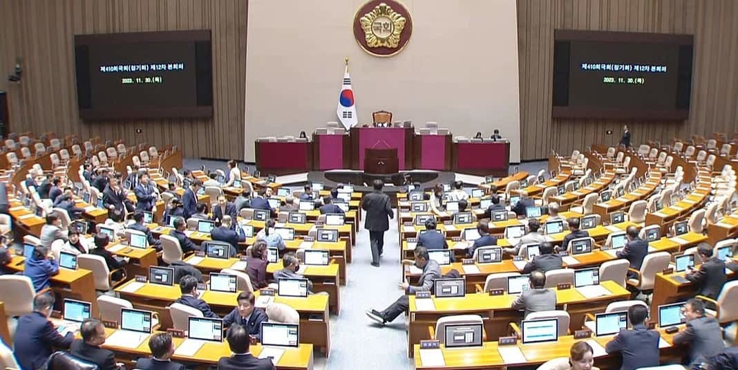 ▲국회 비례대표 배분 방식에 따라 장애계 국회 진출 여부가 달라질 수 있다는 의견이 제기되고 있다. 이는 ‘병립형’을 시행했던 20대 때에는 단 한 명도 배출하지 못했던 반면, ‘준연동형’ 제도를 시행했던 지난 21대 총선 때 3인의 의원을 배출했던 경험 때문인 것으로 보인다. ⓒ KTV 본회의 국회 장면 갈무리