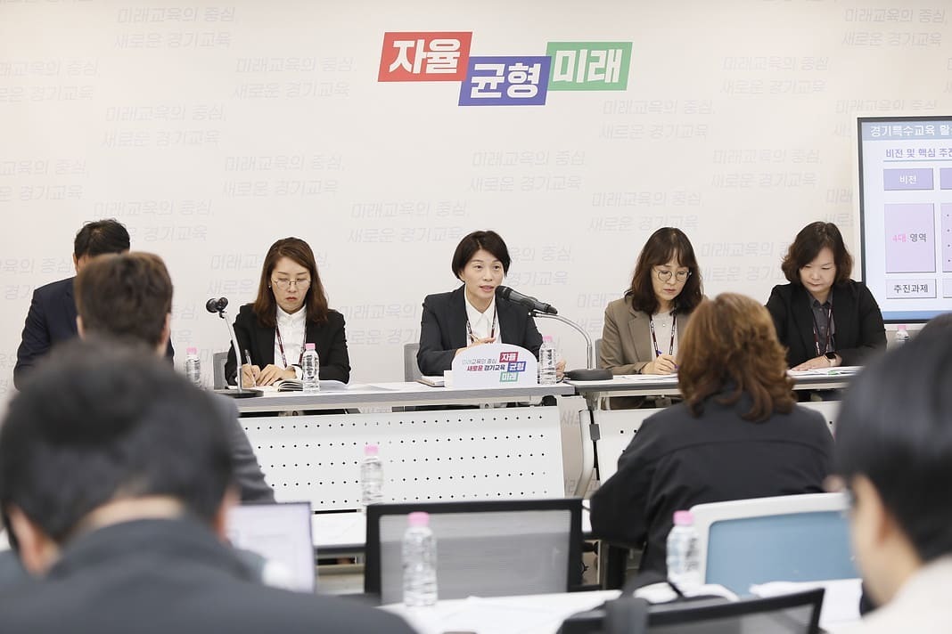 ▲경기도교육청 특수교육과 관계자들이 ‘경기특수교육 활성화 3개년 계획’을 통해 특수교육현장 인력 1,030명 증원할 것이라고 브리핑을 하고 있다. ⓒ 경기도교육청