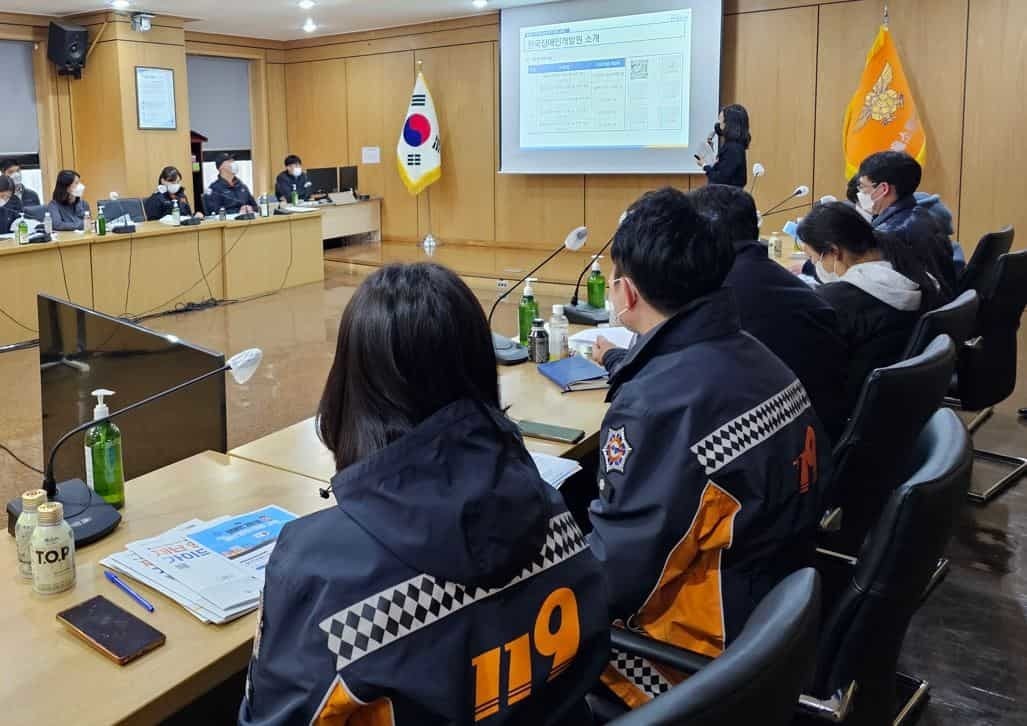 ▲한국장애인개발원과 서울소방재난본부는 오는 4월부터 서울시에 거주하는 중증장애인 100명을 대상으로 개인별 재난안전 대피교육을 실시한다. 사진은 3월 2일 서울소방재난본부에서 소방관들을 대상으로 열린 장애인 재난 대피교육 설명회 모습 ⓒ 한국장애인개발원 제공
