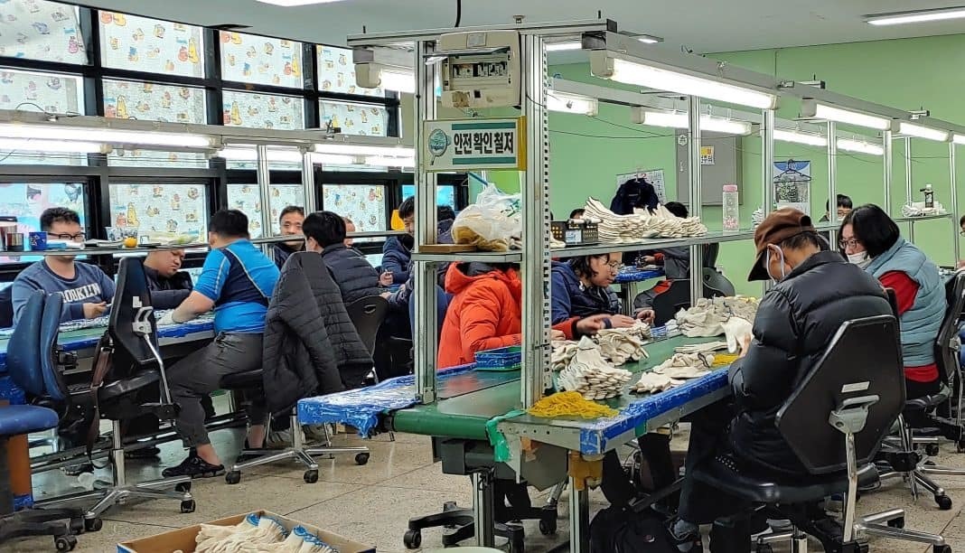 장애인 일할 기회 늘린다… 민관 ‘직업재활 종합발전방안’ 추진 / ▲ 장애인 직업재활시설에서 일하고있는 장애인들ⓒ 더인디고