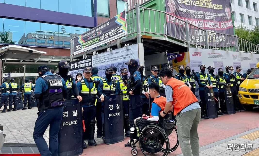 ▲19일 한자연, 한자협 집회가 열리는 가운데, 그동안 전장연을 압박해 왔던 경찰들이 이날은 이룸센터 앞에 설치된 전장연 콘테이너를 에워싸며 한자연 활동가들의 접근으로부터 보호하는 진풍경을 벌이기도 했다. ⓒ더인디고