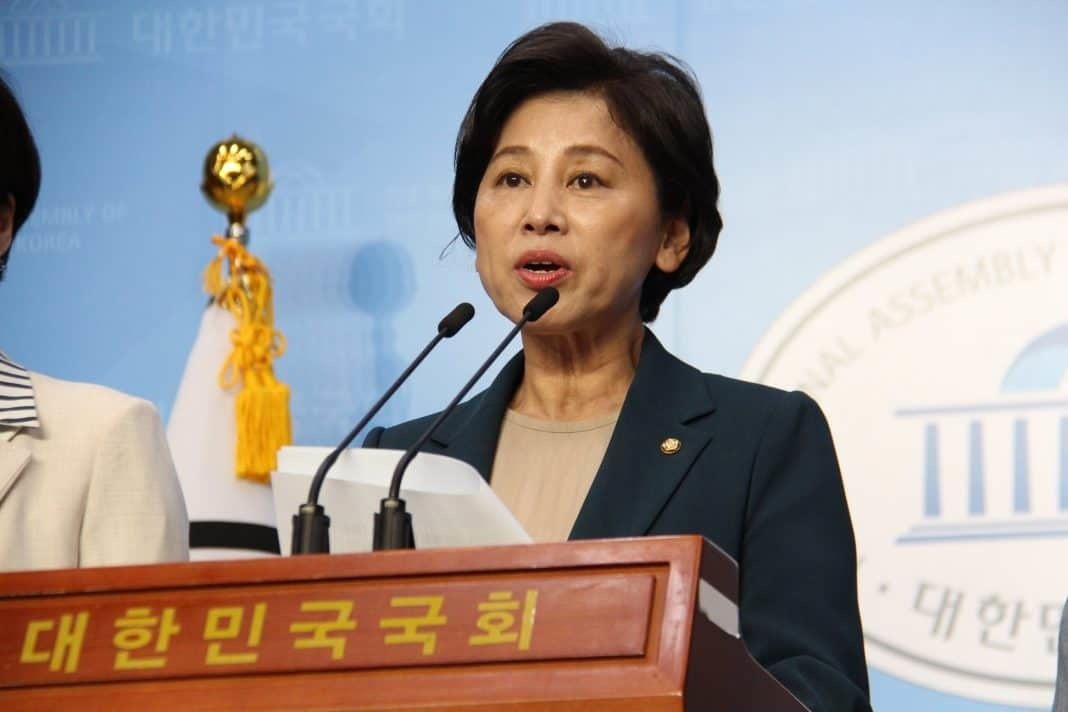 돌봄에 대한 국가 및 사회의 책임을 강화해 돌봄이 필요한 사람이 지역사회에서 일상적인 생활을 영위할 수 있도록 적정한 수준의 통합적 돌봄을 보장하기 위한 ‘지역돌봄보장법’ 제정이 추진된다. ▲남인순 의원 / 출처 = 남인순 의원 페이스북
