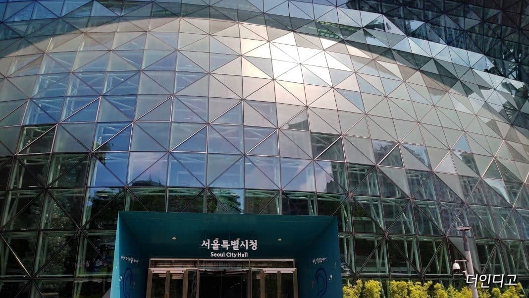 서울시가 장애인들의 이동권 향상과 경제적 부담을 덜어주기 위해 장애인 전동보장구 보험료를 지원한다고 7일 밝혔다. / ▲서울시청사 ©더인디고