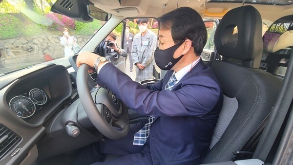 지난 2021년 4월 영국대사관 초청, 런던택시 출시 행사 중 차량 확인 중인 이원욱 의원. ⓒ이원욱 의원실   