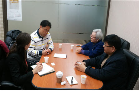 미국 청각장애인활동가인 Haley가 한국장애인재단 서인환 사무총장, 아태장애인연합 김효진 위원과 의견을 나누는 모습