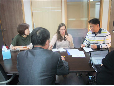  Haley와 한국장애인단체총연합회 김완배 상임대표가 의견을 나누는 모습