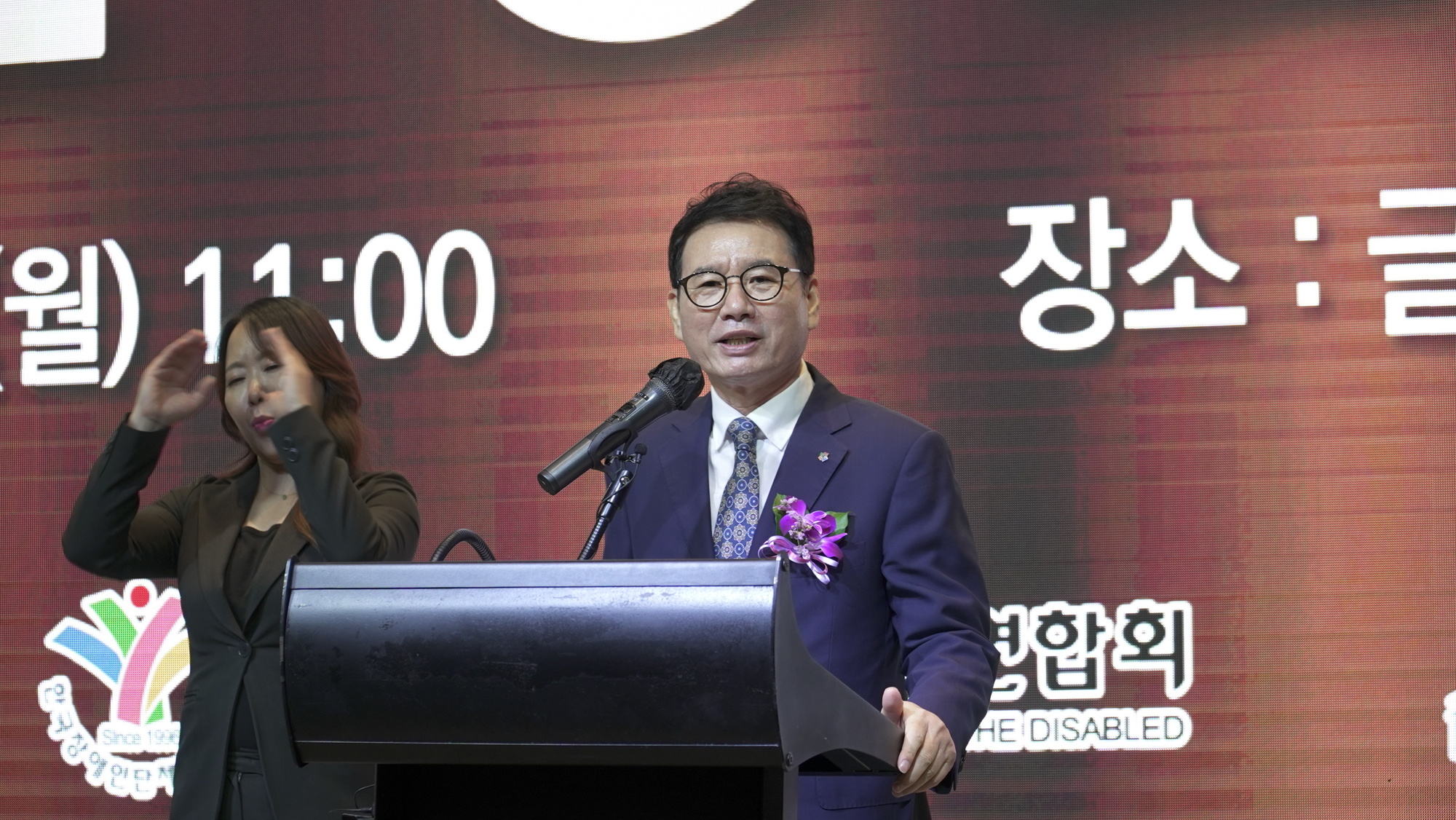 제8회 전국동시지방선거 장애인 당선인 축하연에서 왼쪽은 수어통역사 와 중앙에 한국장애인단체총연합회 손영호 상임대표가 인사말을 하고 있다.@한국장애인단체총연합회