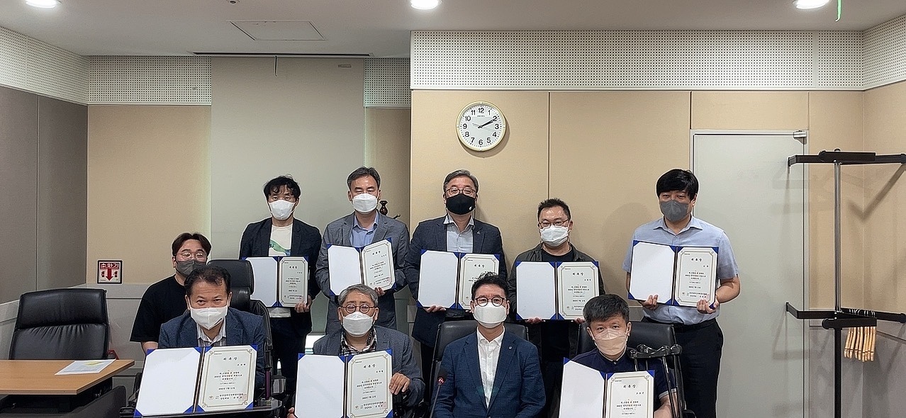위원단 위촉장을 들고 함께 기념촬영을 하고 있다. 왼쪽으로 장총련 최용준 팀장, 이정갑 위원, 김성수 위원, 조봉현 위원, 우주형 위원장, 박종현 위원, 장총련 손영호 상임대표, 조성민 위원, 조호근 위원, 김훈 위원@한국장애인단체총연합회