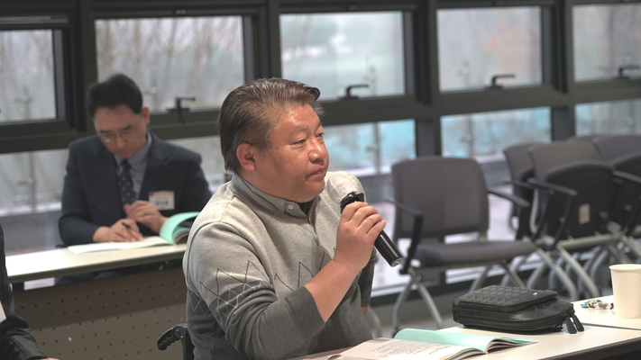 @ 한국장애인자립생활센터총연합회 진형식 상임대표가 장애계 현안에 대해 질의하고 있다. 