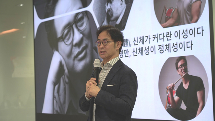 @ 한양대학교 유영만 교수가 '언어를 디자인하라' 라는 주제로 특강을 하고 있다.