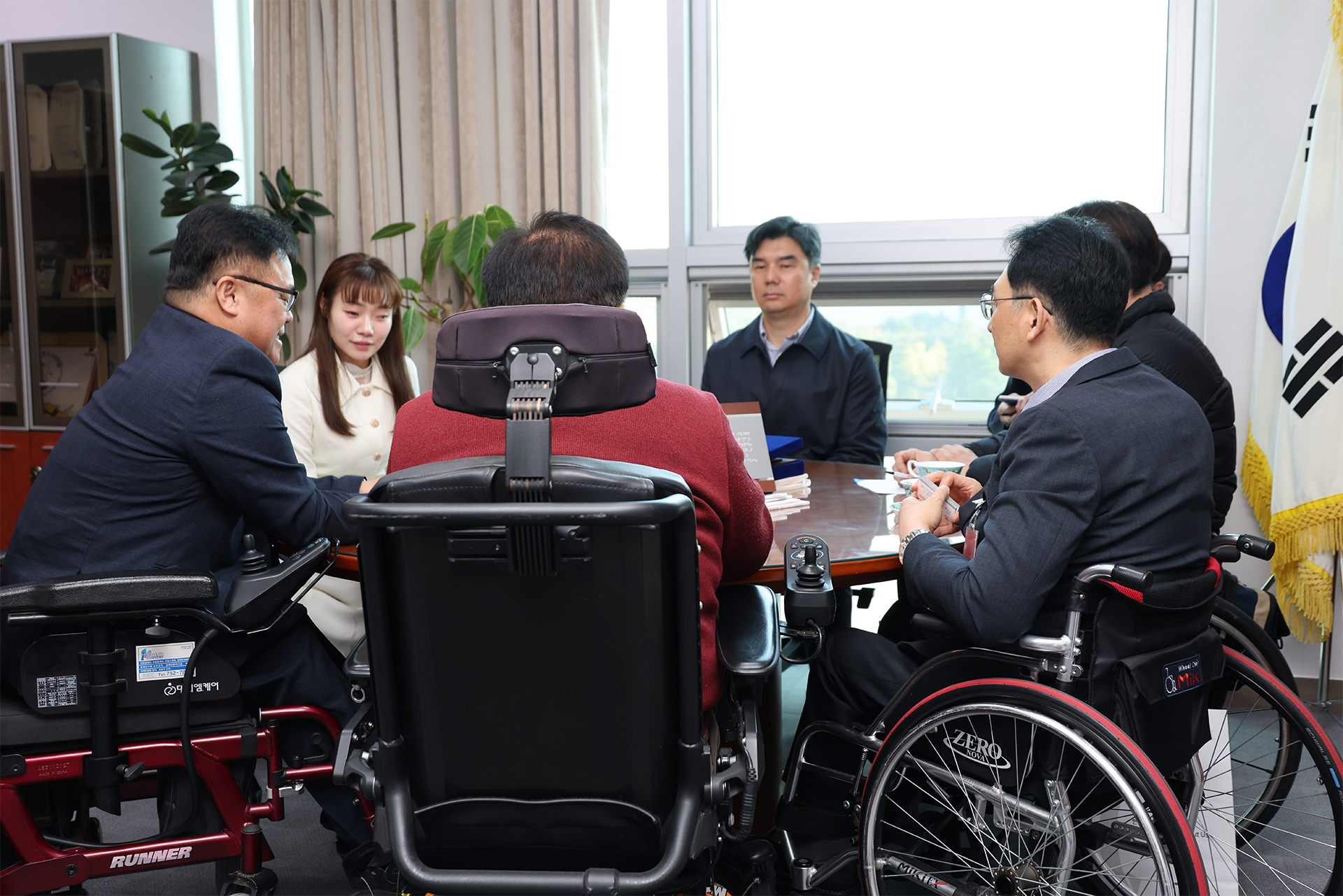 김예지 국회의원과의 간담회,  왼쪽부터 김예지 국회의원, 이영석 상임대표, 김영욱 사무처장, 이문희 인권위원장, 정의철 사무총장, 최용준 팀장@한국장애인단체총연합회